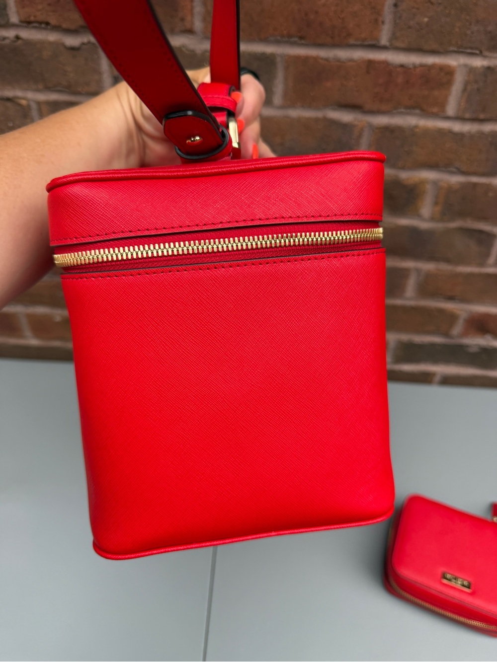 Henri Bendel Red Makeup Case w/ Mirror, Pockets, Zipper, Handle & Straps - Picture 4 of 6